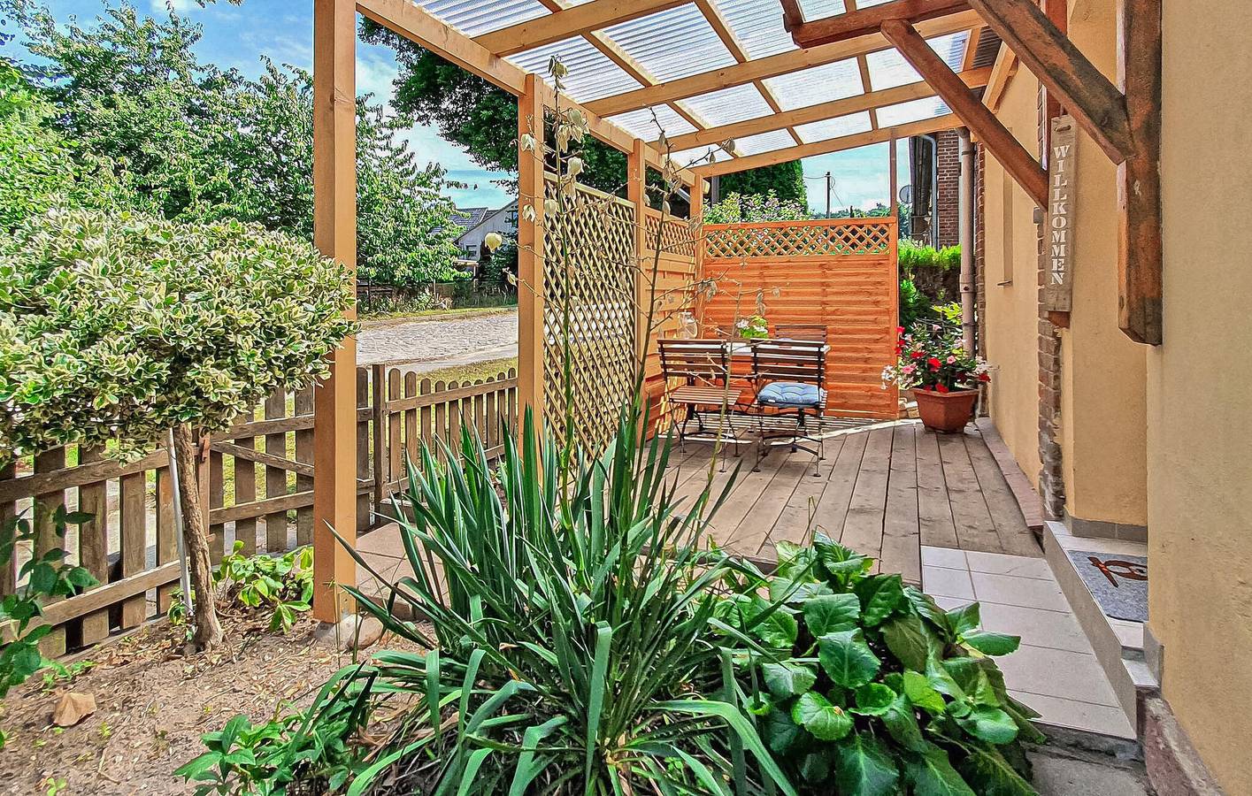 Ganze Ferienwohnung, Gemütlicher Rückzugsort am See mit Terrasse, Parkplatz und TV in Grabowhöfe, Mecklenburgische Seenplatte