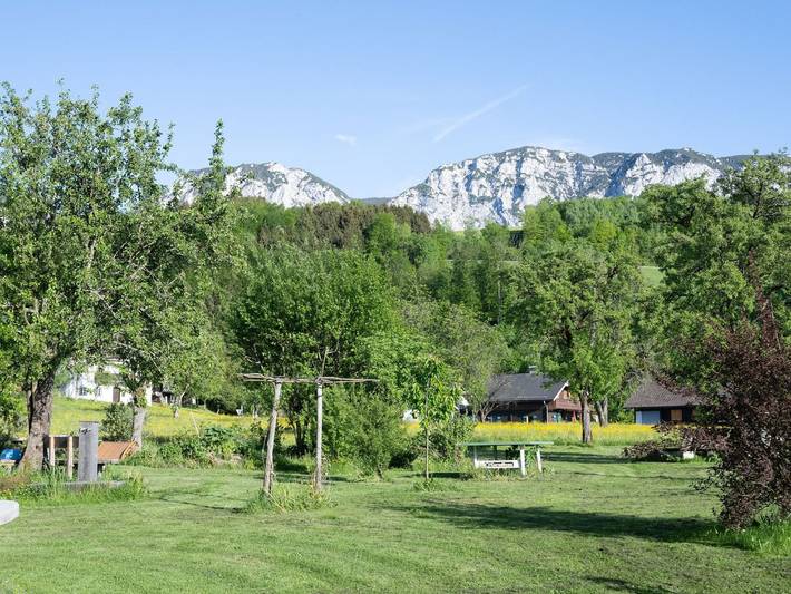 Ferienwohnung für 2 Personen, mit Terrasse und Garten sowie Seeblick und Ausblick in Steinbach am Attersee