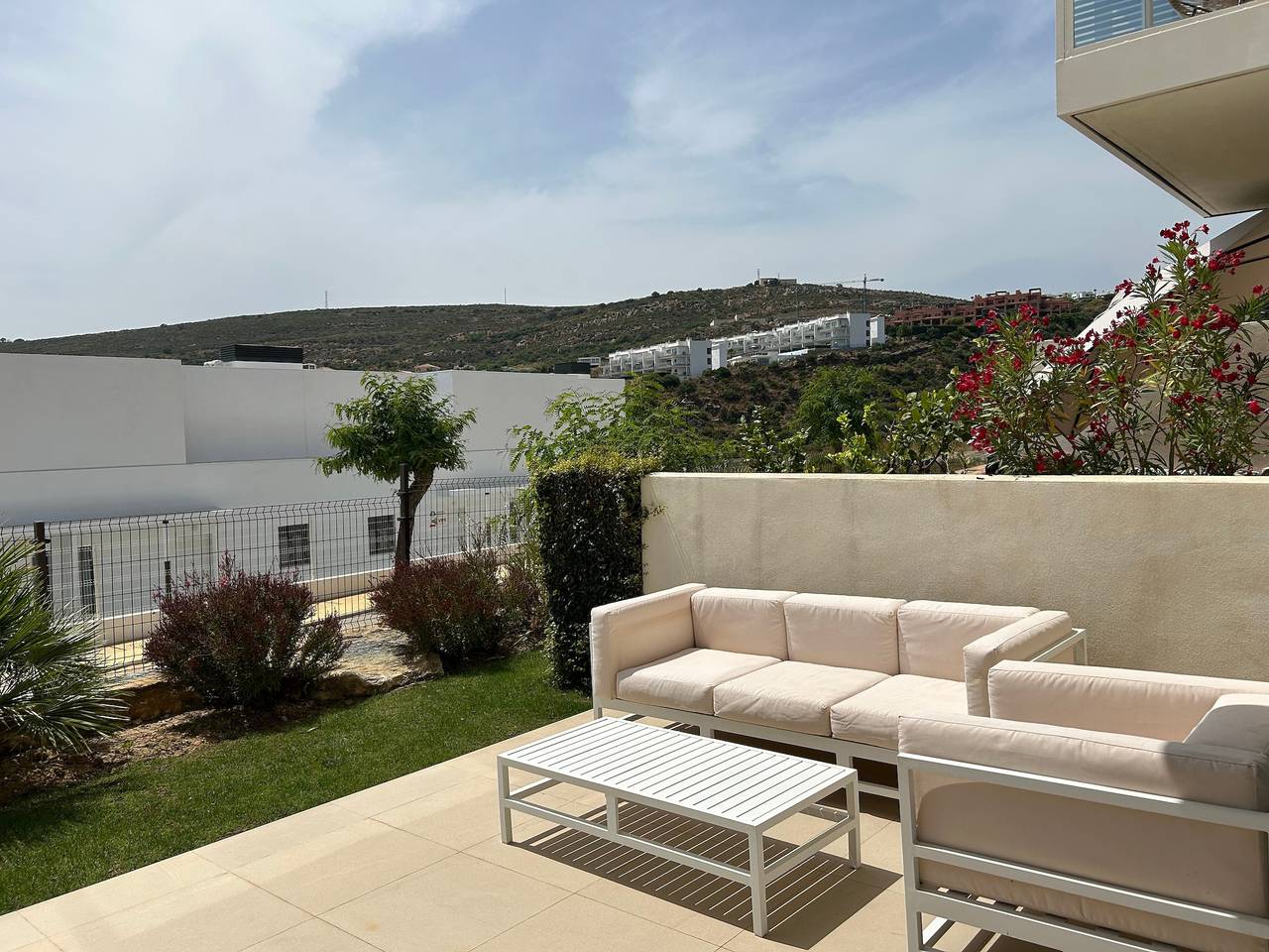 Casa Vacacional 'Gran Adosado Cerca de la Playa' con Vista al Mar, Wi-Fi y Aire Acondicionado in Manilva, Provincia de Málaga
