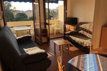 Gîte pour 4 personnes, avec balcon, adapté aux familles dans Plage Republique Frejus
