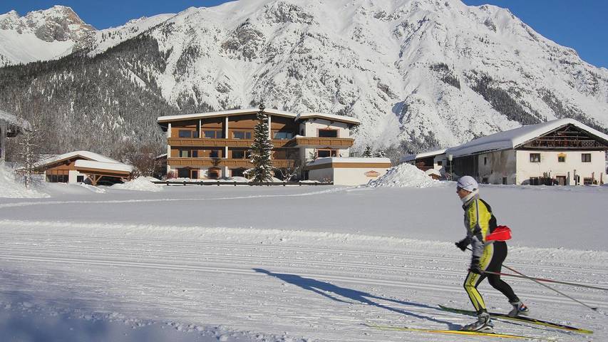 Hütte für 3 Personen, mit Terrasse und Garten sowie Sauna und Pool, mit Haustier in Leutasch