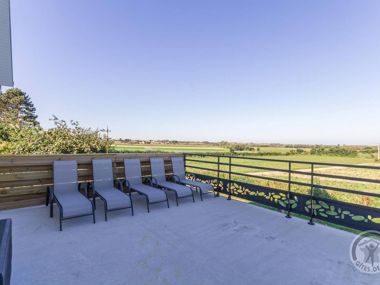 Grande maison avec vue sur l'étang et la mer, proche du Phare, jardin et terrasses, parking in Gatteville-le-Phare, Région de Cherbourg