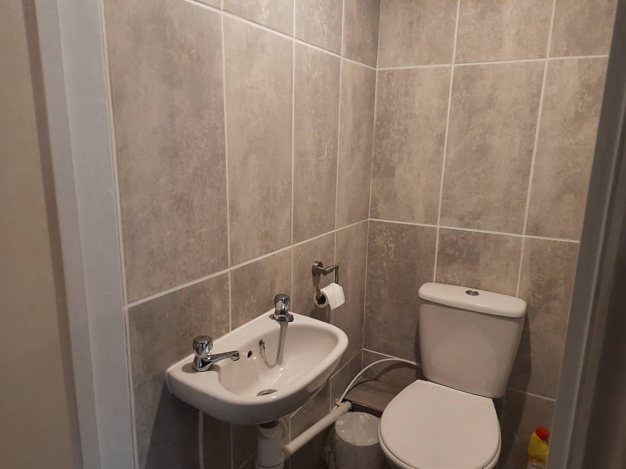 Entire holiday apartment, Studio - Sleeps 2 - Pet Friendly w on-site parking in Great Yarmouth, The Broads