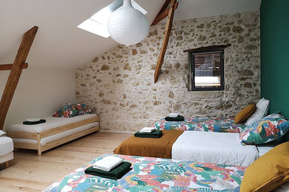 House with swimming pool sleeps 13. A 15-minute walk from the historic center of Auch! in Auch, Gers