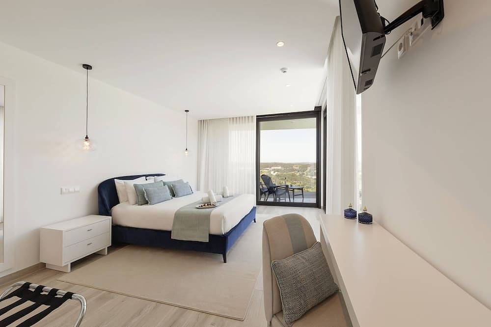 Lux House - Exclusive Retreat w/ Pool & View in Leiria, Pousos, Barreira e Cortes, Leiria