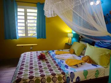 Gîte pour 2 personnes, avec jacuzzi ainsi que jardin et piscine, adapté aux familles dans Plage de Grande Anse