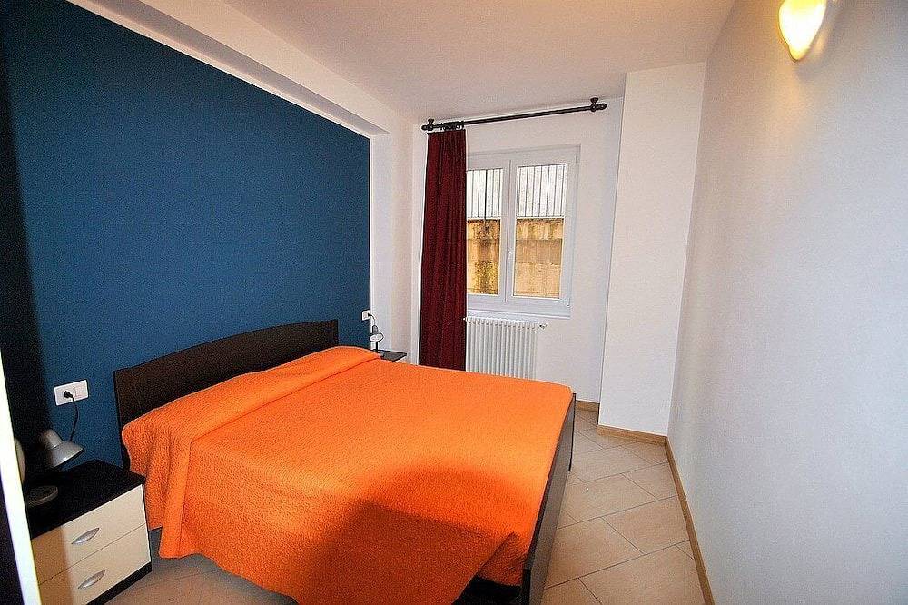 Casa Osmanto H: A cozy and welcoming apartment situated at a short distance from the shores of Lake Como, with Free Wi-Fi. in Vercana, Gemeinde Vercana