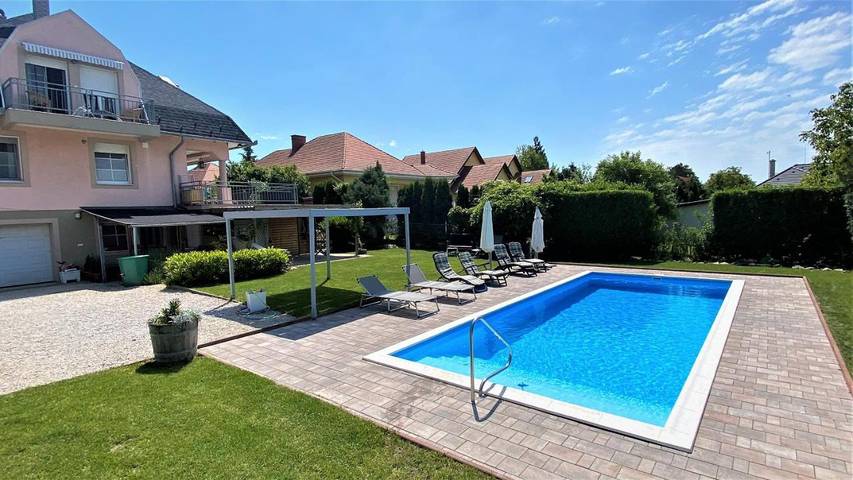Ferienwohnung für 4 Personen, mit Balkon und Terrasse sowie Garten und Pool in Gyenesdias