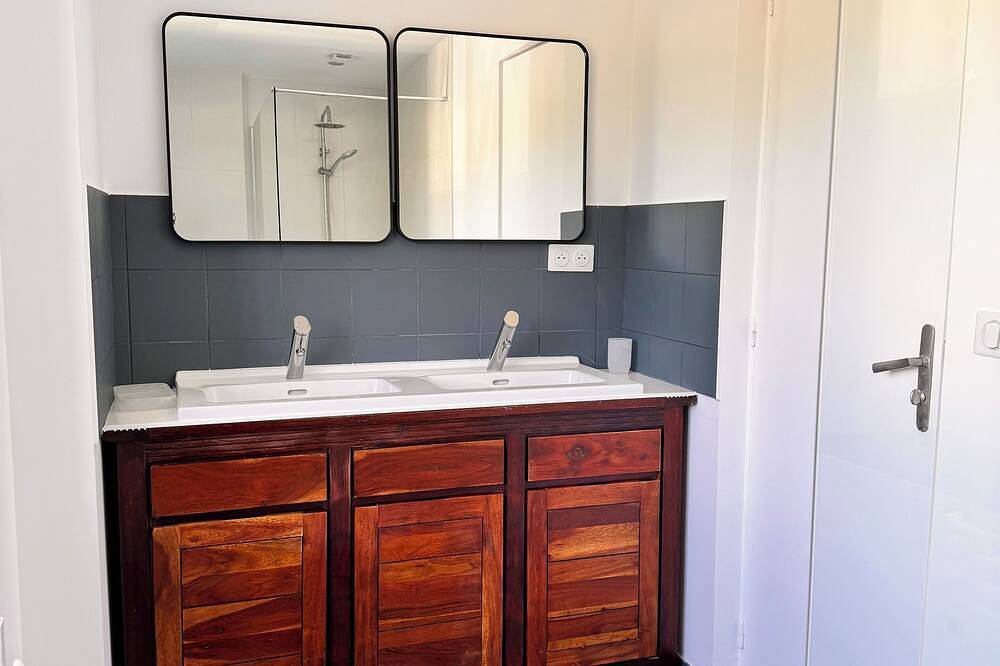 Stunning Sea View Home Just 5 Minutes from the Beach in Telgruc-sur-Mer, Iroise