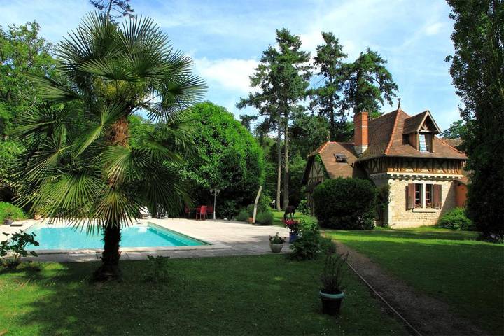 Chambre d’hôte pour 3 personnes, avec Terrasse ainsi que Jardin et Piscine à Trouy