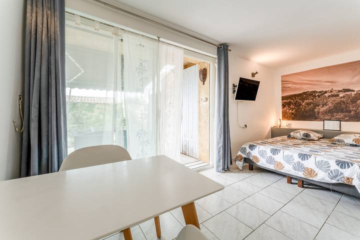 Gîte pour 2 personnes, avec jacuzzi et jardin, adapté aux familles dans la Drôme - 4