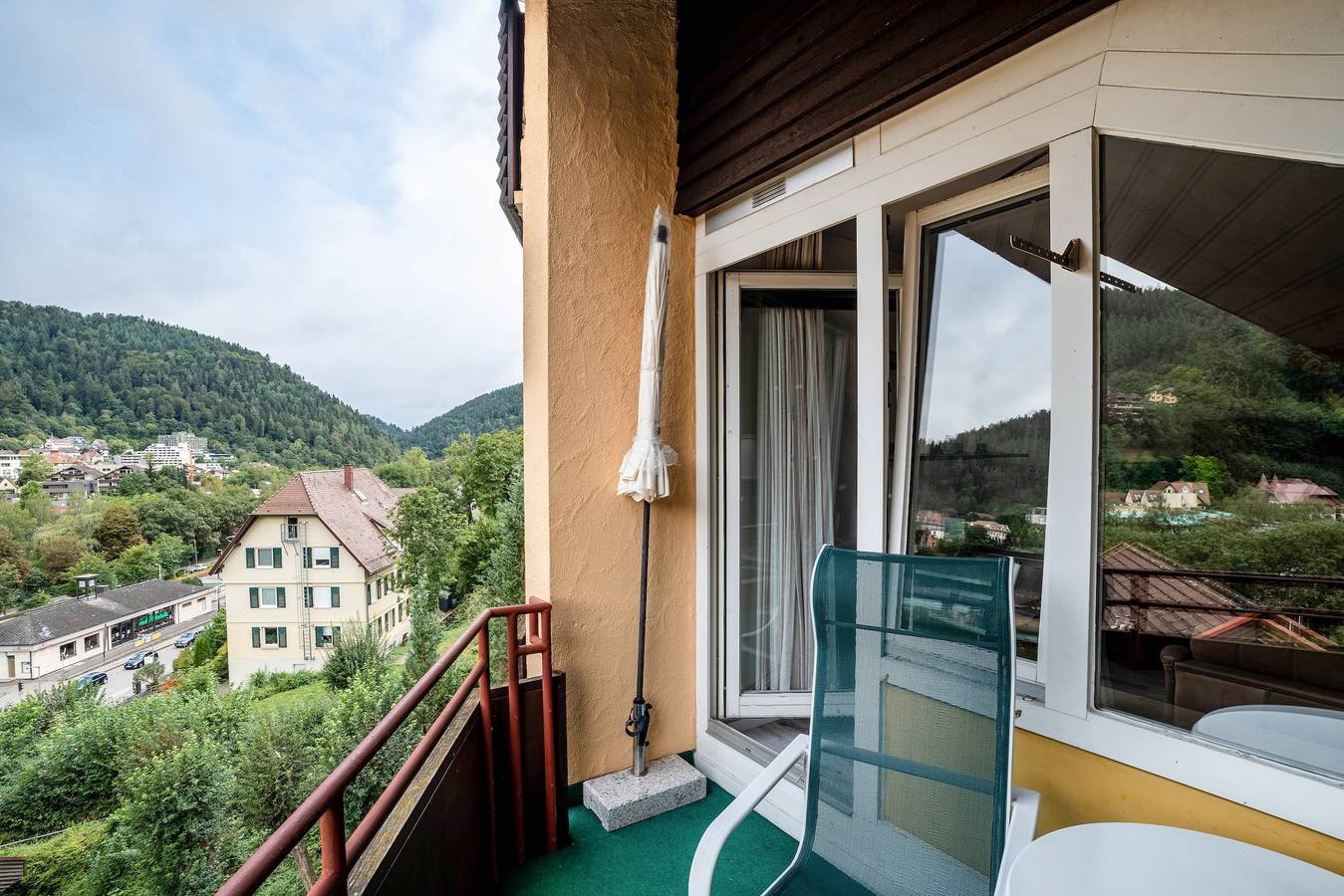 Ganzes Studio, Einzimmerapartment 'Ferienwohnung Weitblick' mit Bergblick und Balkon in Bad Liebenzell, Nordschwarzwald