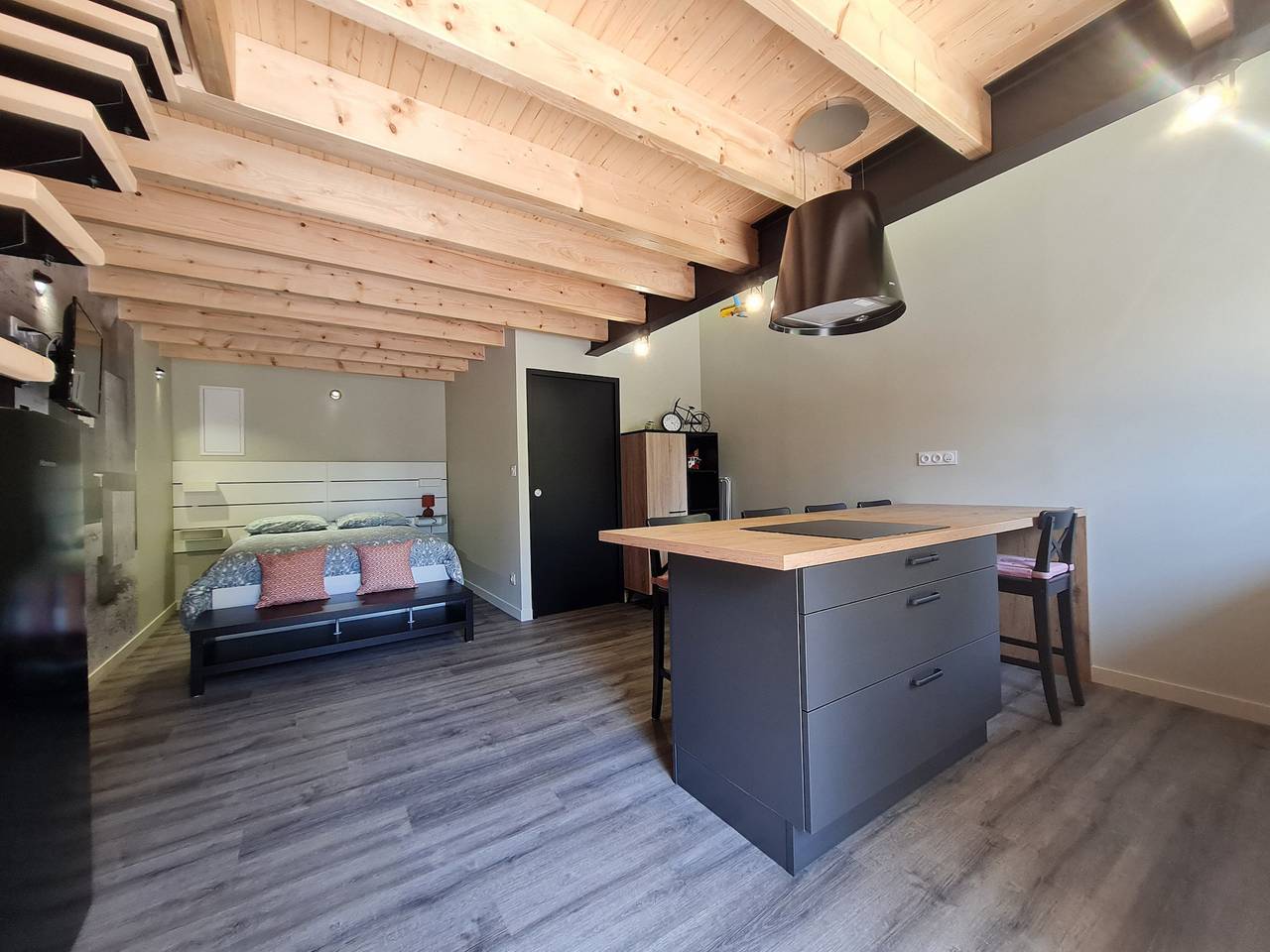 Charmant studio rénové avec mezzanine, cour privative et parking à Rochetrejoux in Rochetrejoux, Vallée de la Loire