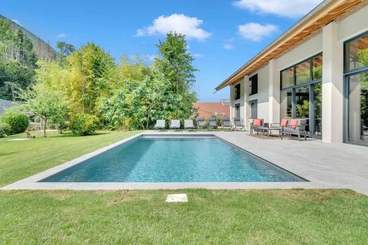 Appartement de vacances pour 14 personnes, avec terrasse ainsi que jacuzzi et piscine, animaux acceptés