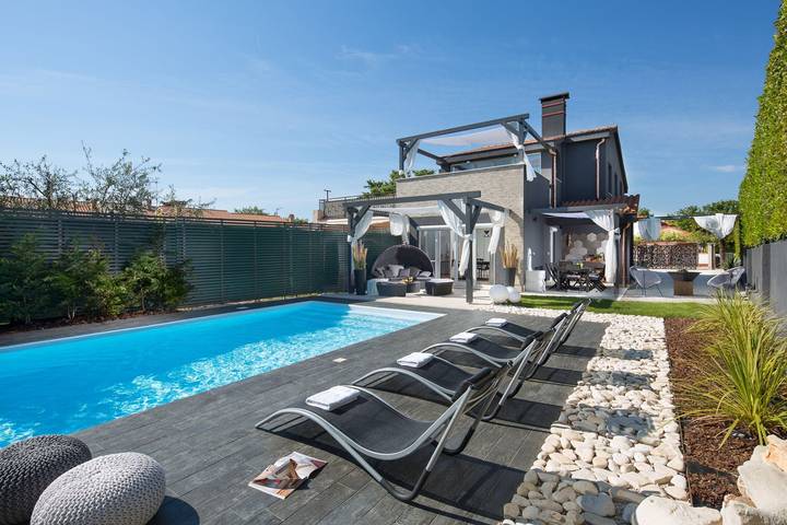 Ferienhaus für 8 Personen, mit Balkon/Terrasse und Garten sowie Pool in Porec und Umgebung