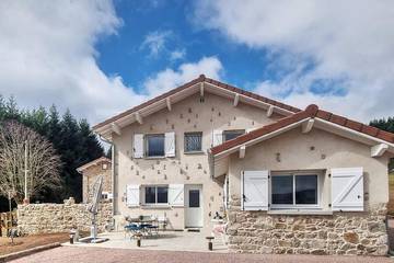 Gîte pour 4 personnes, avec jardin à Saint-Priest-la-Prugne