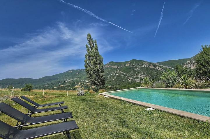 Agriturismo pour 10 personnes, avec piscine à Roche-Saint-Secret-Béconne