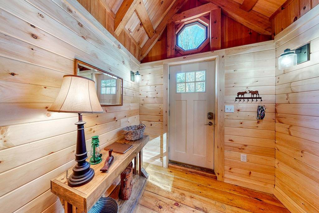 Cozy woodsy Cabin w/ a Deck, Firepit, Gas Grill, Free Wifi, & Full Kitchen in Moosehead Lake