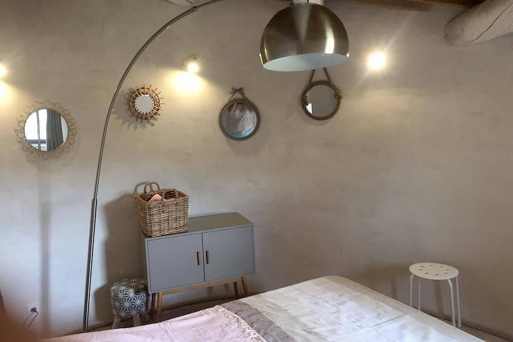 Entire apartment, Unusual accommodation, Dovecote in the Luberon with Jacuzzi in Oppède, Parc naturel régional du Luberon