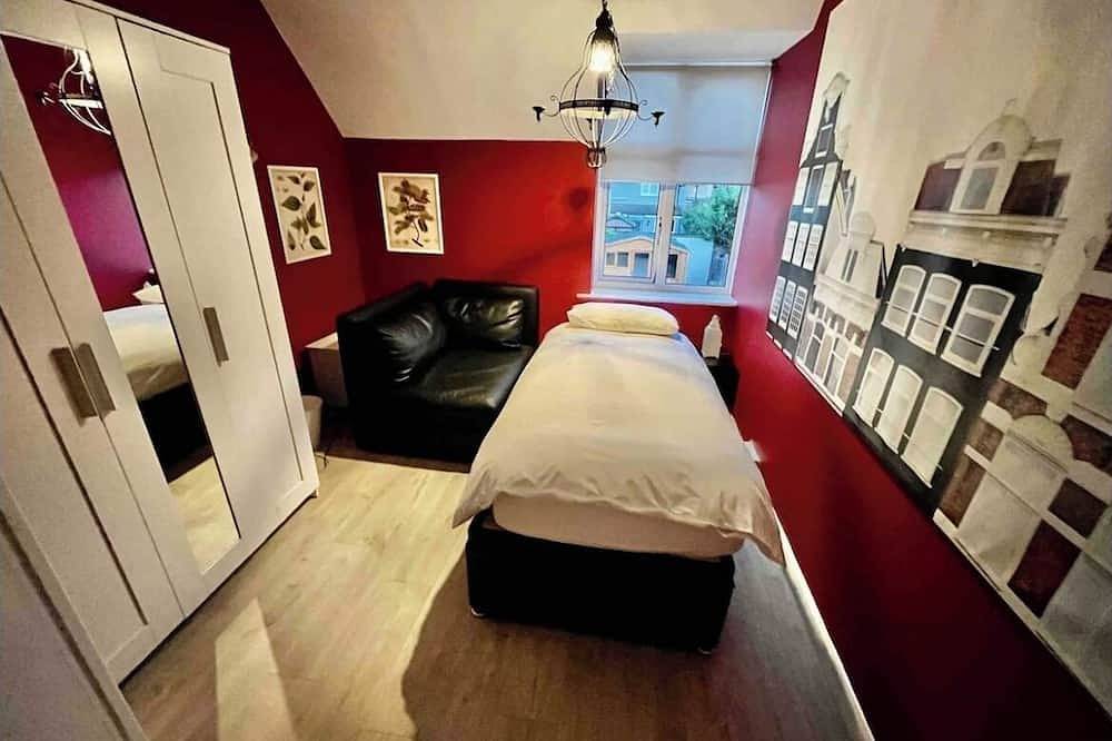 3 Bed, 2 Bath House with parking & Garden, Brooklands Weybridge Sw London in Woking, Surrey