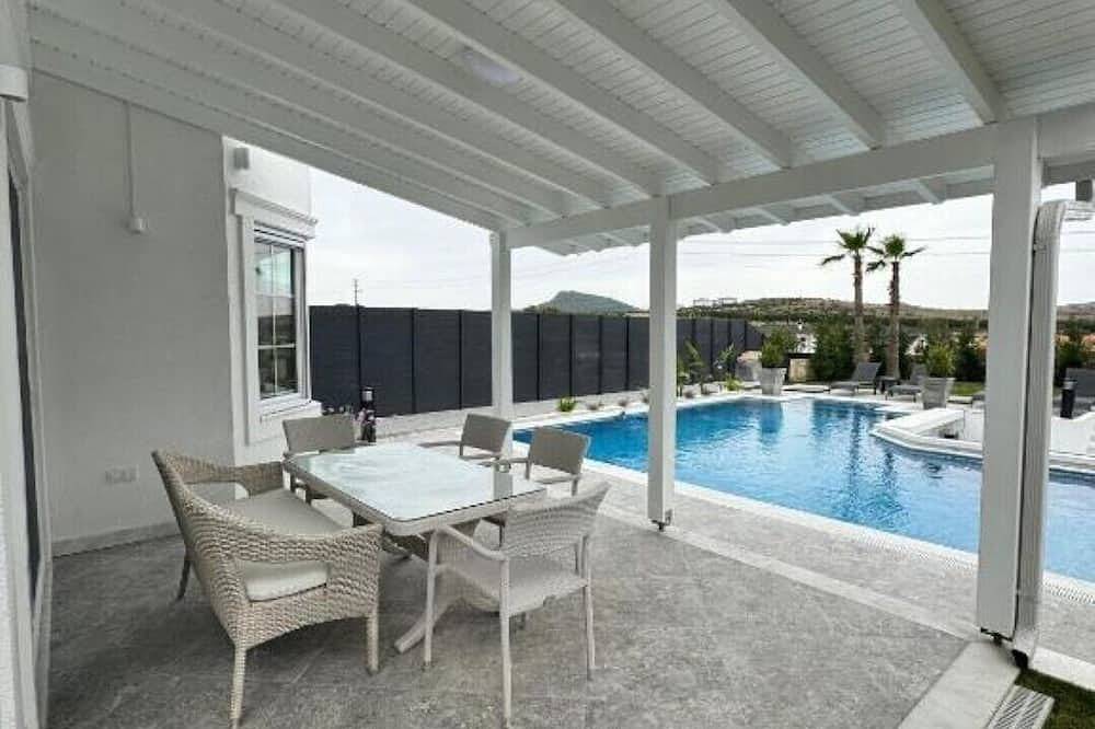 Sunken seated fire pit villa! in Provinz Izmir