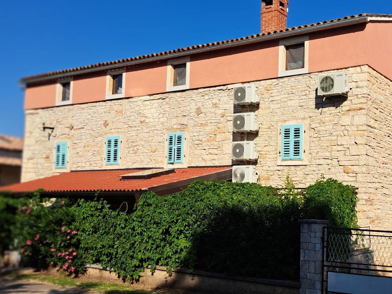 Ganze Wohnung, "Eti and Mia" mit Pool in Muntic, Südküste Istrien