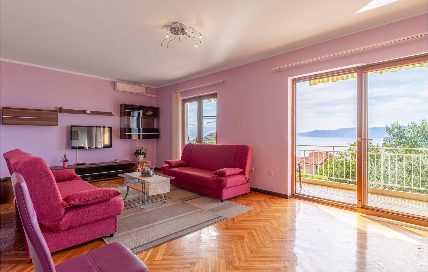 Ganze Ferienwohnung, Apartment am Meer mit Terrasse, Parkplatz und WLAN – 400 m vom Strand entfernt in Novi Vinodolski, Primorje-Gorski Kotar