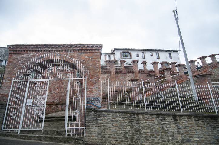 Castello per 18 persone, con panorama e giardino, con animali domestici in Langhe