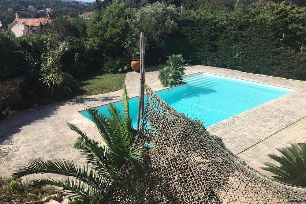 Loue chambre salle de douche et cuisine d été  dans un écrin de verdure  piscine in La Seyne-sur-Mer, Côte méditerranéenne (France)