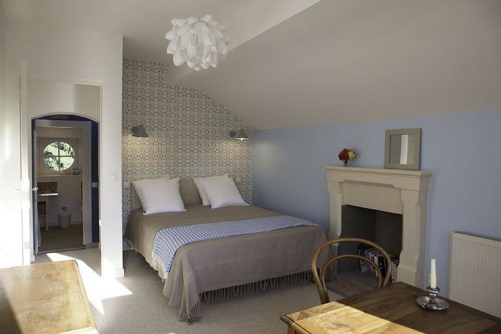 En Anjou dans le potager du château, Peace, flower and vegetable in Segré-en-Anjou-Bleu, Région de Segré