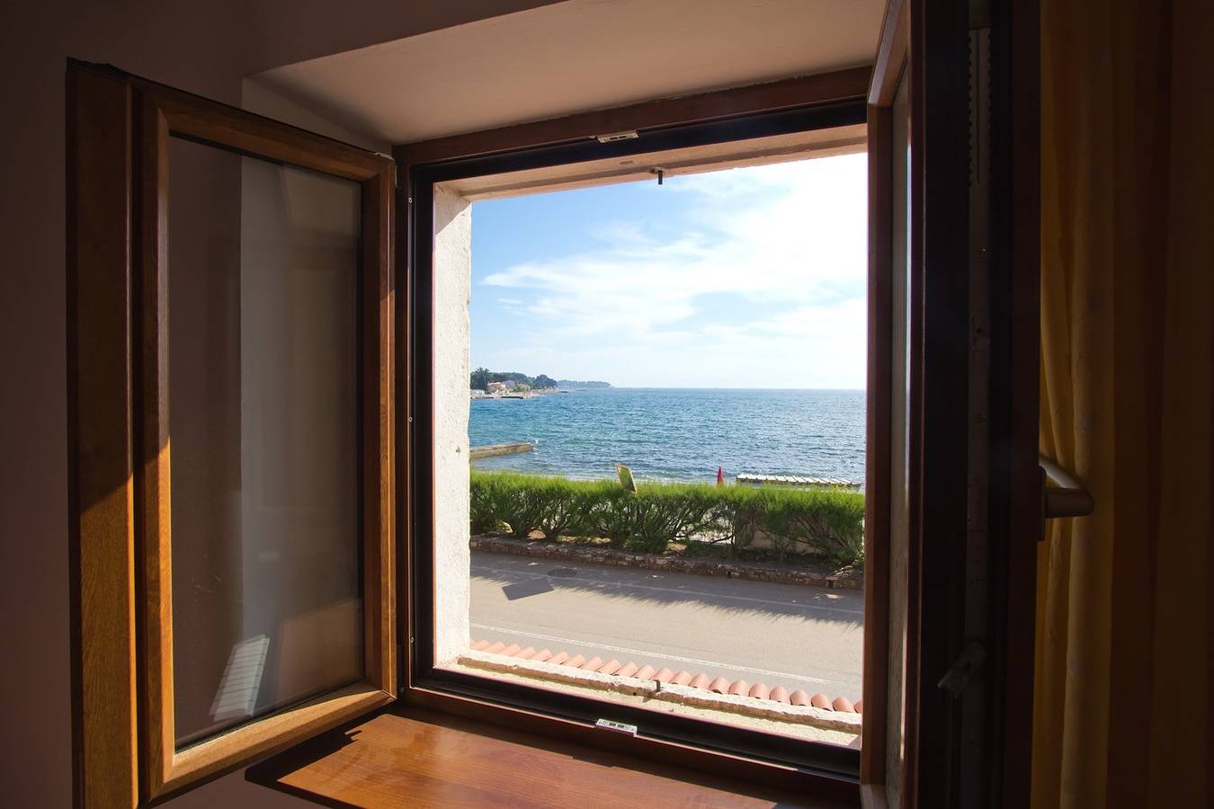Splendida posizione sul mare con una vista panoramica mozzafiato dove il cielo incontra il mare. in Materada, Porec e dintorni