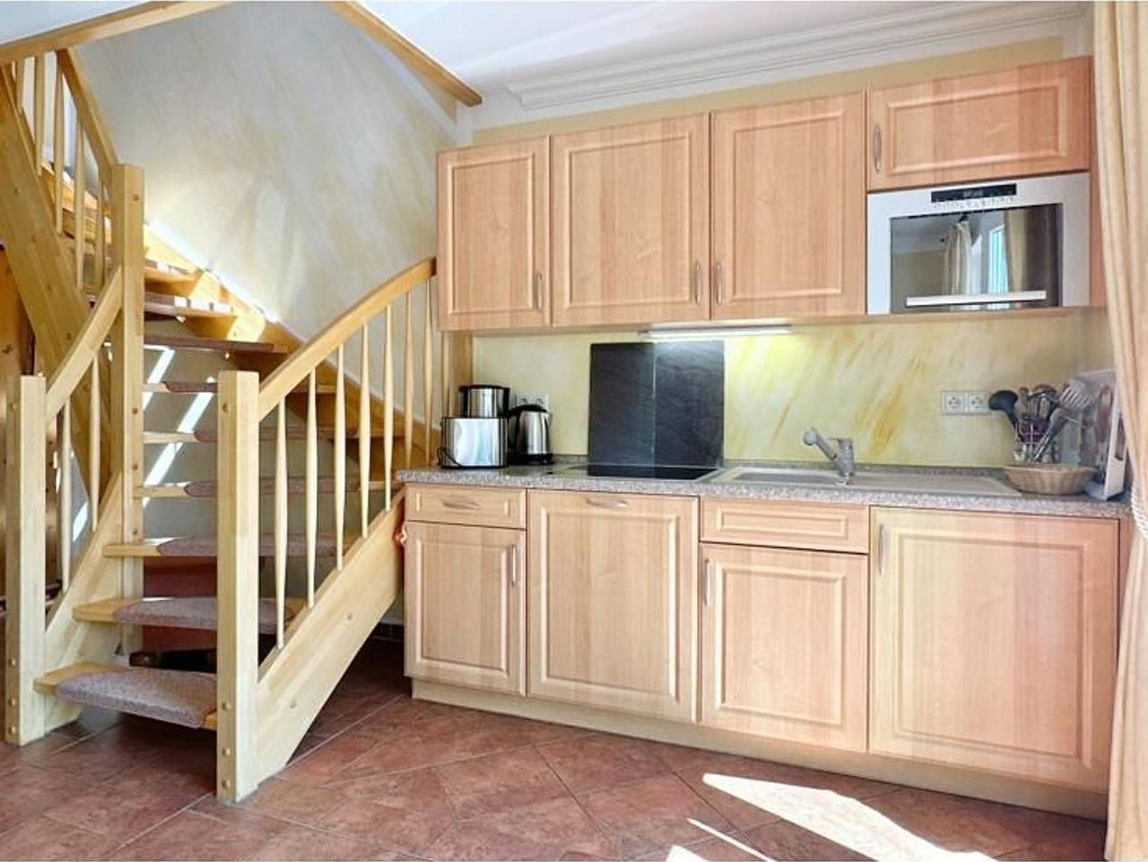 3 Raum-Ferienwohnung (Doppelhaushälfte) für max. vier Erwachsene und ein Kind auf zwei Etagen; mit zwei Schlafräumen, zwei Tageslichtbädern und Südterrasse auf eingezäuntem Grundstück im Ostseebad Börgerende, Am Bootsgraben 14. Es sind max. zwei Haustiere erlaubt. in Börgerende, Börgerende-Rethwisch