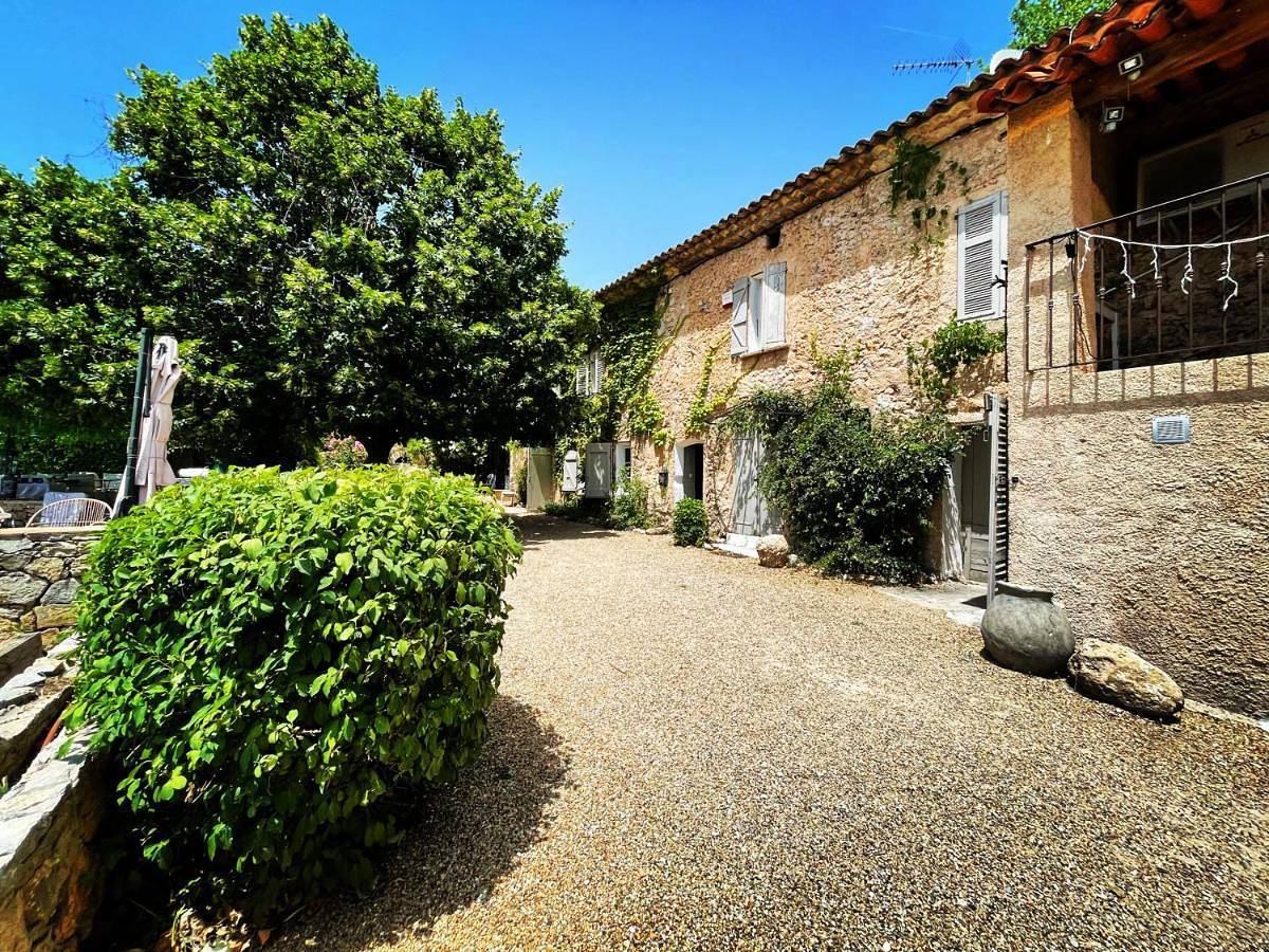 Double Room with Pool View in Villecroze, Région de Draguignan