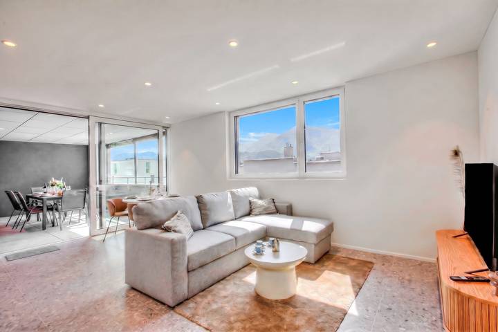 Ganze Wohnung, Urban Maggiolina Sunset with Terrace & Mountain Views in Locarno, Tessiner Alpen