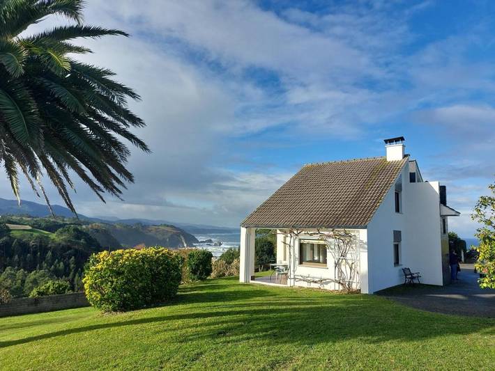 Chalet para 8 personas, con Terraza además de Jardín y Vistas en Cudillero