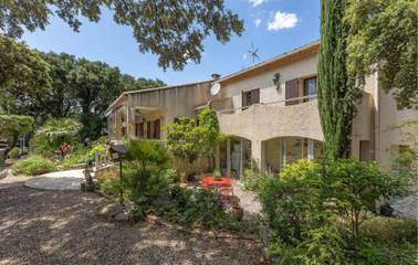 Gîte pour 6 personnes, avec terrasse ainsi que piscine et jardin à Bédarrides