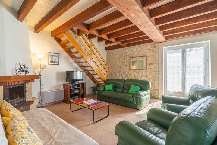 Pequeña casa 'Gite Oléron Piscina Interior' con jardín compartido y Wi-Fi in La Gripperie-Saint-Symphorien, Region de Rochefort