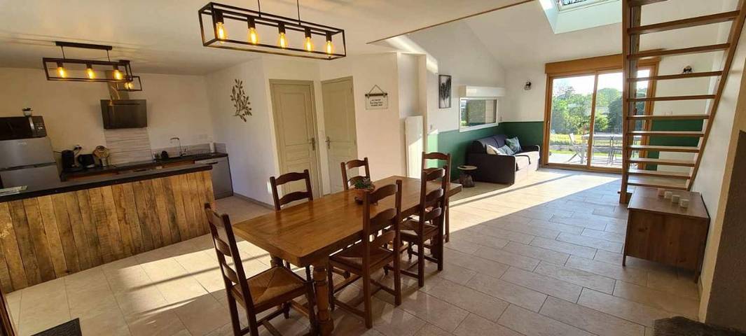 Location de vacances pour 6 personnes, avec Terrasse ainsi que Jardin et Vue dans Vire Normandie
