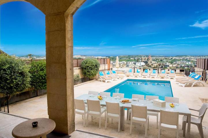 Location de vacances pour 12 personnes, avec vue ainsi que jardin et piscine dans Sannat - 2