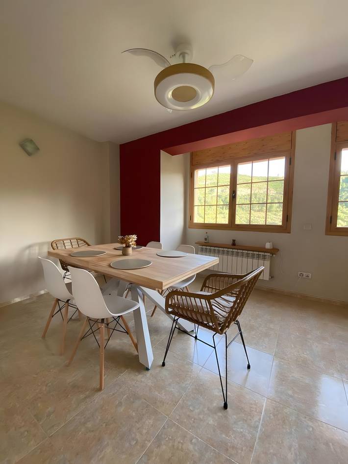 Entire apartment, Apartment 'Ca La Cabrera' with Mountain Views, Private Terrace and Wi-Fi in Alfara de Carles, Massis dels Ports