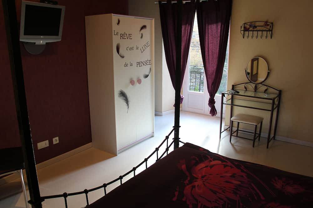 Domaine d'Alcapiès Romantic Room in Saint-Jean-d'Alcapiès, Parc naturel régional des Grands Causses