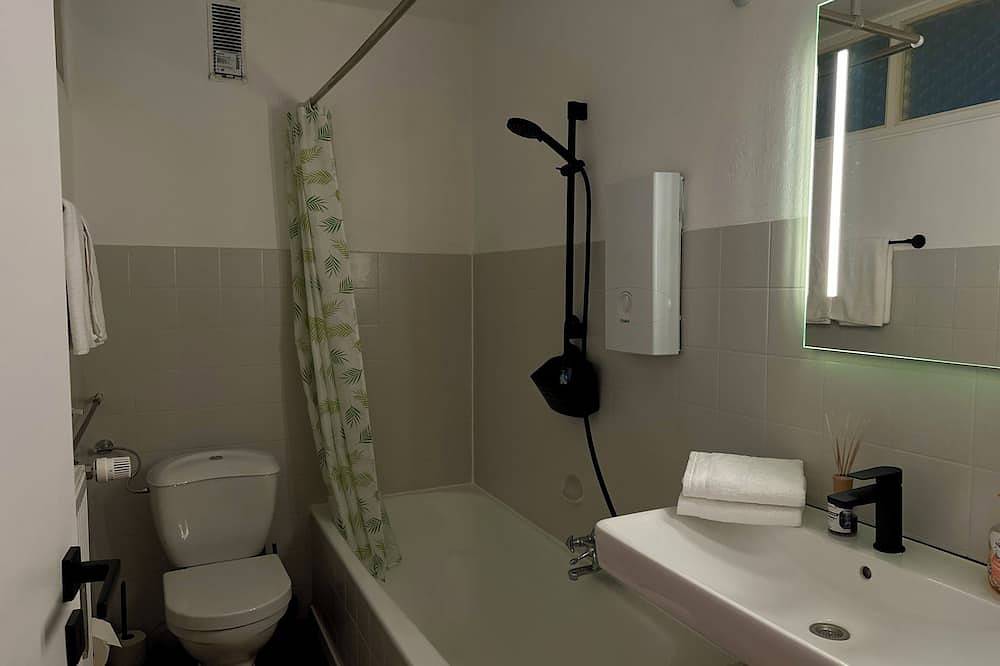Apartamento entero, Apartment \"Iburg Blick\" for 1-3 persons with balcony and bathtub in Bad Driburg, Distrito de Höxter