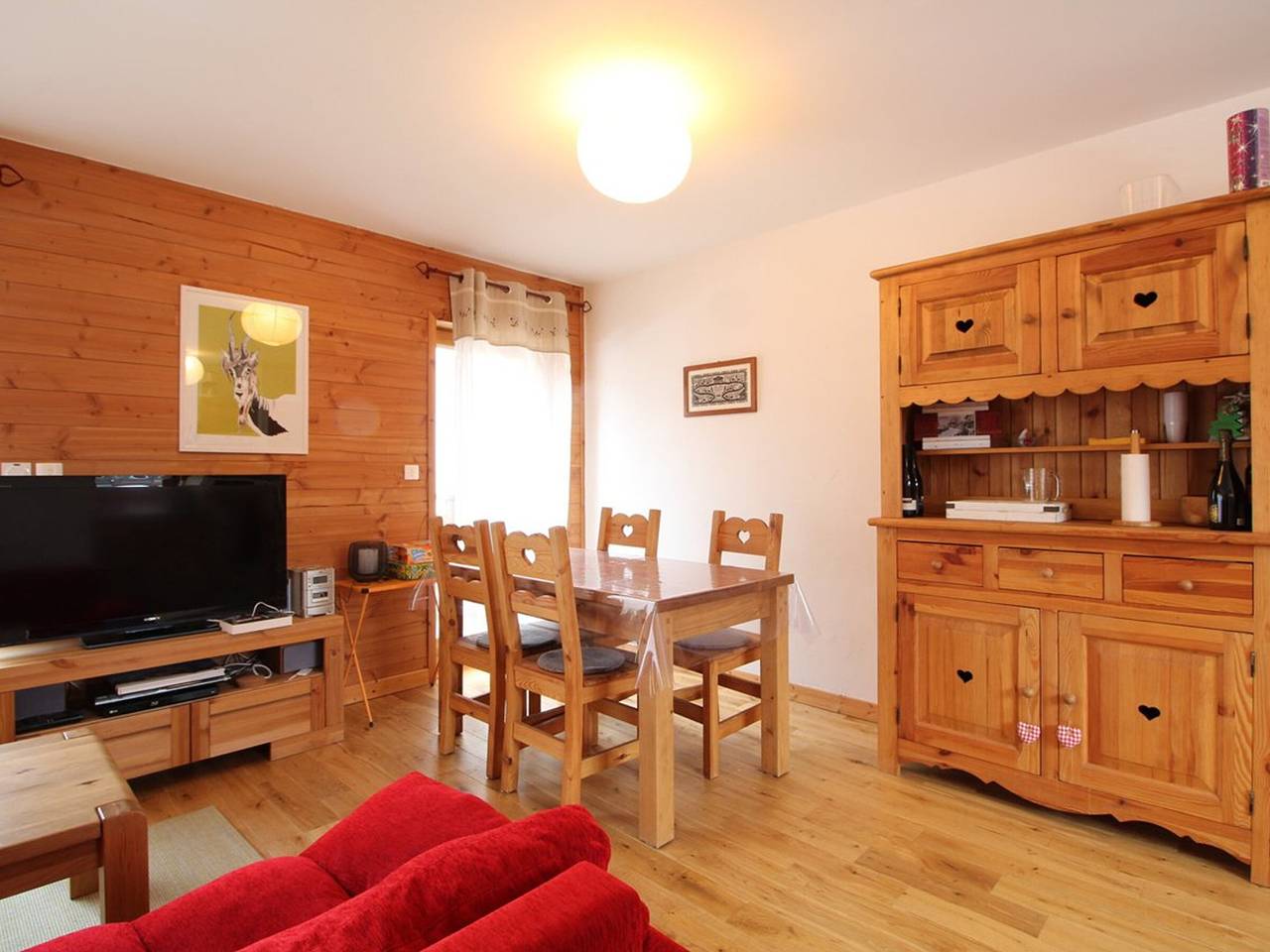 Geheel appartement, Cozy 2Br Apartment: Garden, Wifi, Parking, Near Shops & Ski Slopes in Les Carroz, Arâches-la-Frasse