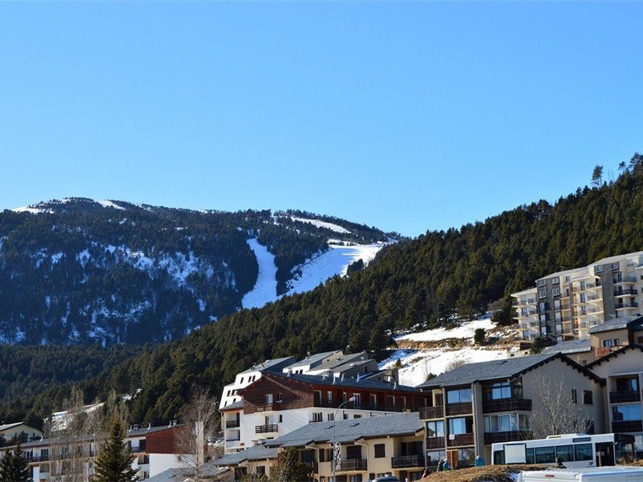 Entire studio, Mezzanine Studio with Wifi in Les Angles in Les Angles, Parc naturel régional des Pyrénées catalanes