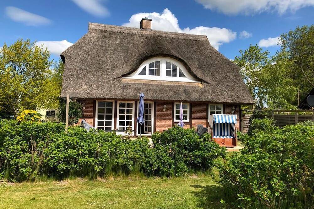 Traumhaftes Reetdachhaus auf Rügen mit Wasserblick und großem Garten in Groß Schoritz, Garz/Rügen