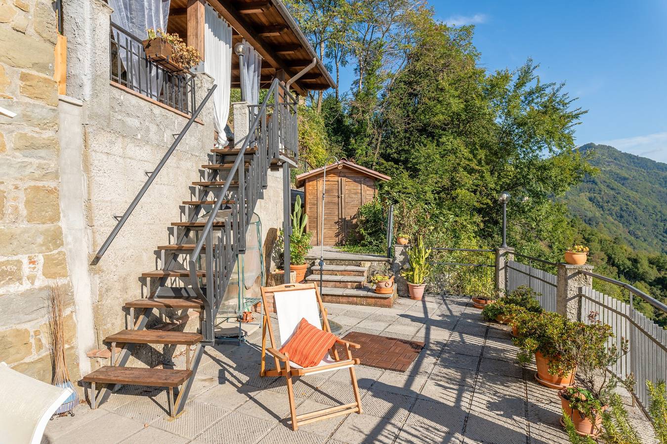 Appartamento intero, Appartamento "Il Belvedere sulla Valle House" con vista montagna, Wi-Fi e terrazza in Pescia, Provincia di Pistoia