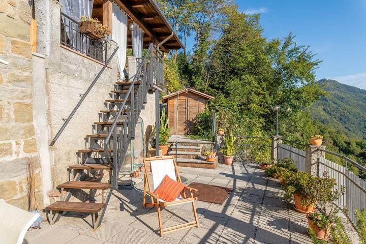 Geheel appartement, Appartement "Il Belvedere sulla Valle House" met bergzicht, wifi en terras in Pescia, Provincie Pistoia