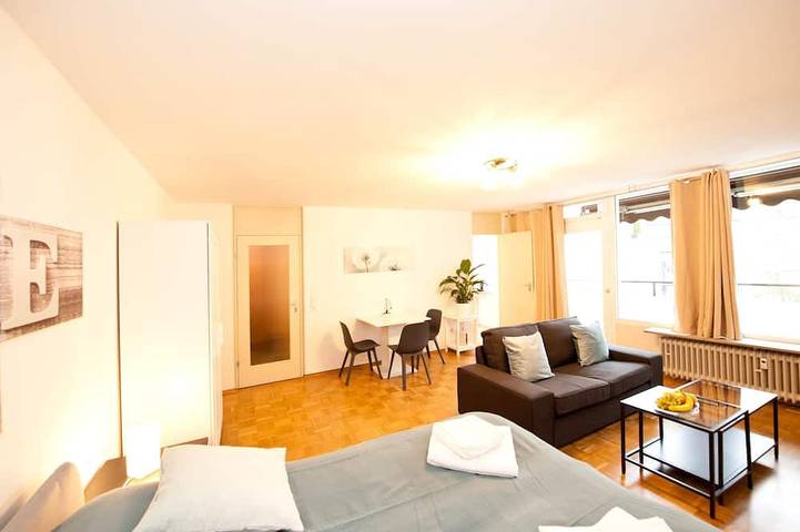 Ganze Wohnung, Bayreuth • Studio Apartment • nahe Oper •  Parkplatz •Balkon in Frankenalb