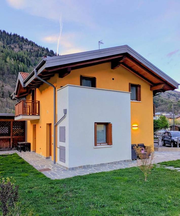 Appartamento per 6 persone, con Balcone e Terrazza nonché Giardino e Panorama a Pellizzano