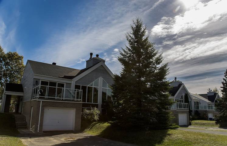 Location de vacances pour 12 personnes, avec piscine ainsi que jacuzzi et jardin, animaux acceptés à Beaupré - 2